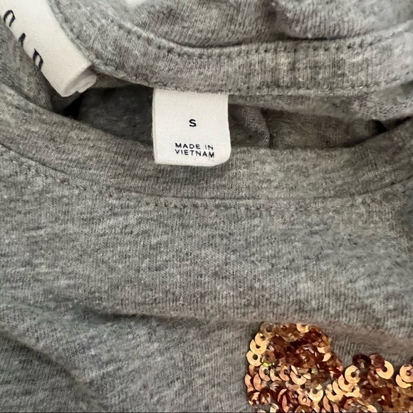 𝅺gap Kids Sequin Strawberry Short Sleeve T- Shirt - Size 6-7 years. Color gray - Picture 4 of 6